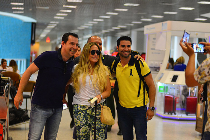 Suzana Vieira é puro carisma com fãs em aeroporto