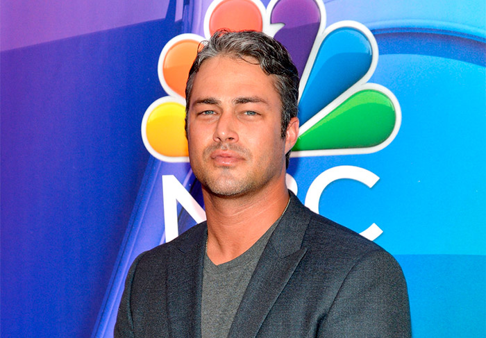 Eu me lembro que fui para cima... eu a beijei e ela não esperava isso, levei um tapa na cara, Taylor Kinney sobre primeiro encontro com a noiva Lady Gaga ao programa Watch What Happens Live