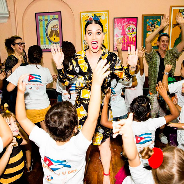 Em visita a Cuba, Katy Perry se veste à la Carmem Miranda