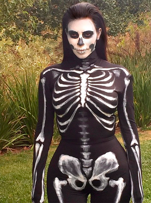 Ao contrário do que fez Preta Gil ao imitá-la, Kim Kardashian deixou de lado os looks decotados e ousados que costuma usar no Dia das Bruxas de 2014, e virou um verdadeiro esqueleto para curtir a data com a família. 