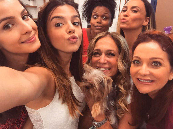 Giovanna Lancellotti faz selfie com Suzana Vieira e atrizes