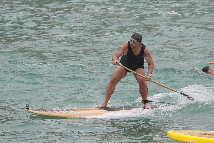 Leandro Hassum pratica exercício radical em praia no Rio