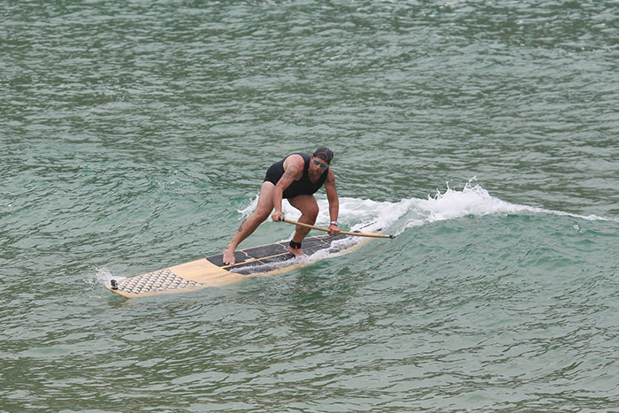 Leandro Hassum pratica exercício radical em praia no Rio