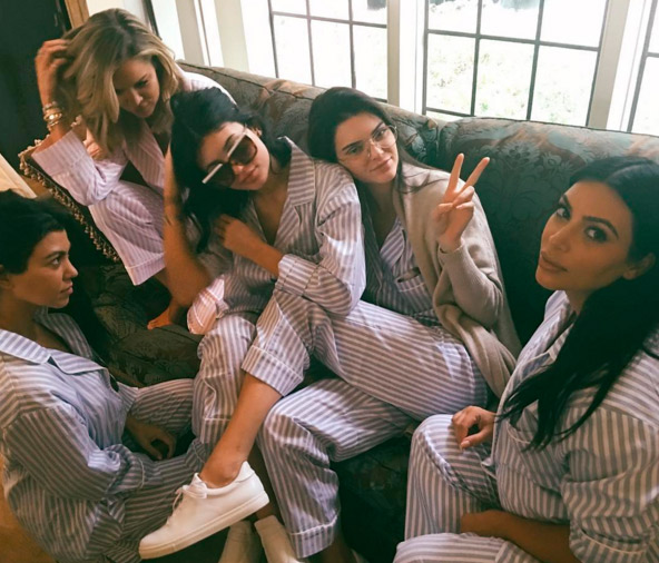 Kardashians fazem chá de bebê para Kim usando pijamas iguais
