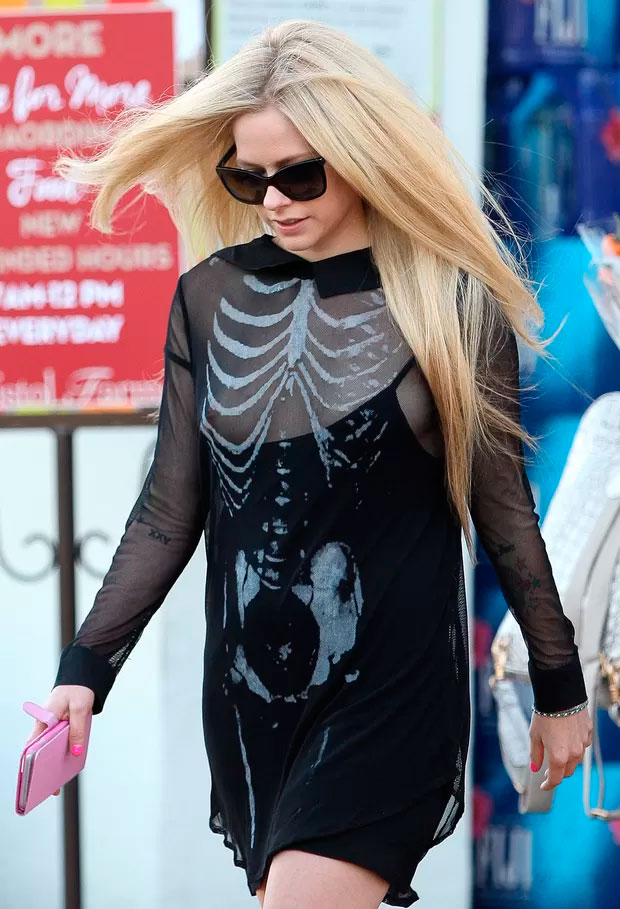 Avril Lavigne deixa mamilo à mostra em passeio