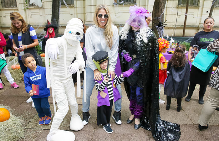 Adriane Galisteu se dievrte com o filho em festa de Halloween