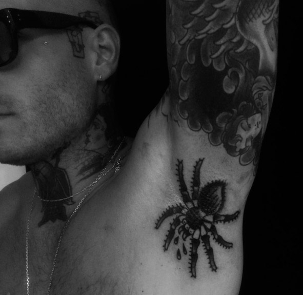 Mateus Verdelho faz tatuagem em local inusitado