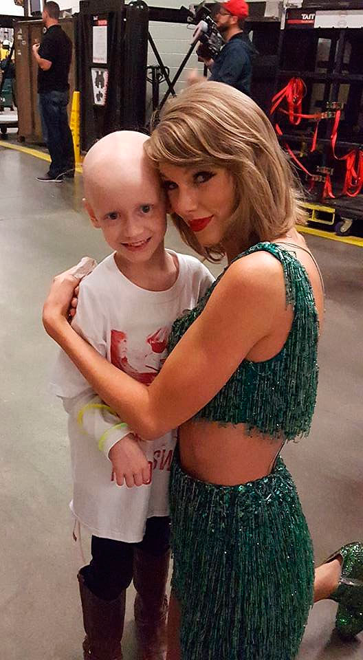 Taylor Swift leva fã de seis anos com câncer para show
