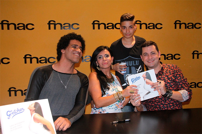 Gretchen autografa livro no Rio de Janeiro