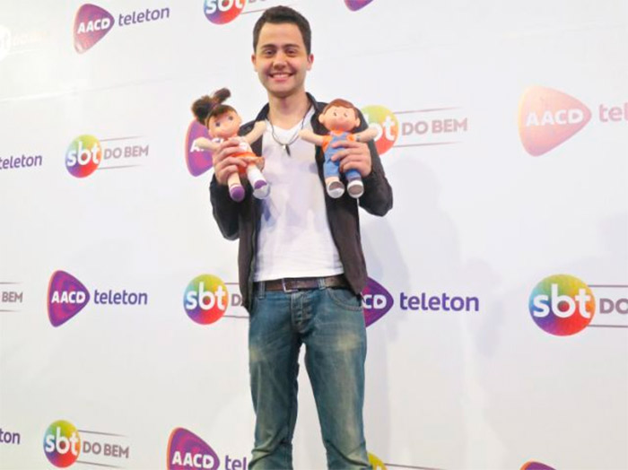 Felipe Ventura abraça o Teleton