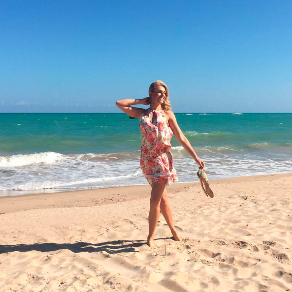 Com os pés na areia, Ana Hickmann esbanja alegria em foto