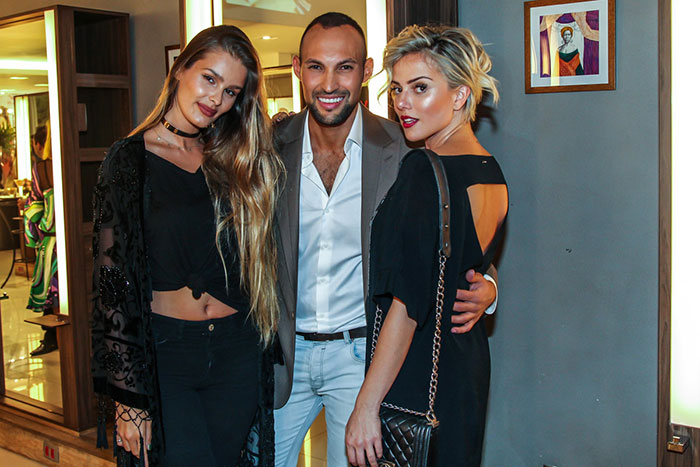 Yasmin Brunet comparece a evento com barriga de fora