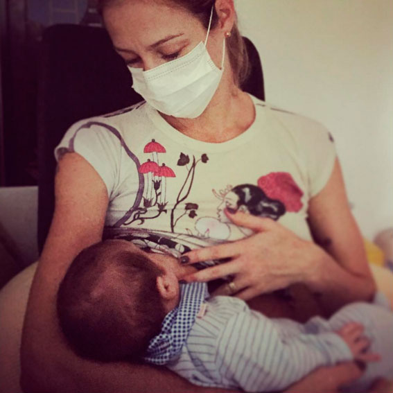 Luana Piovani usa máscara para amamentar o filho