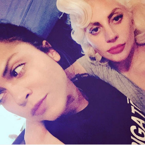 Lady Gaga vive triângulo amoroso com noivo e atriz, diz site