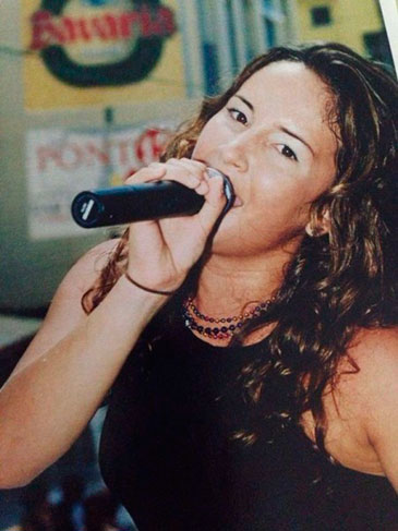 Em 1999, Claudia deixou a banda, procurando um grupo que se adequasse à sua vontade de cantar axé music, passando a integrar por um curto tempo uma banda chamada Macaco Prego