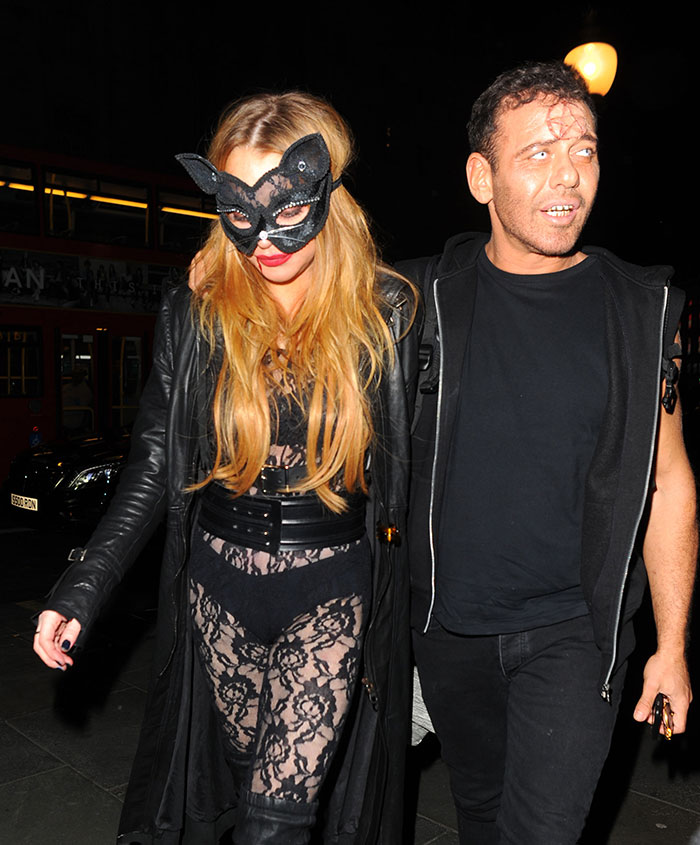 De macacão transparente, Lindsay Lohan vai em festa à fantasia