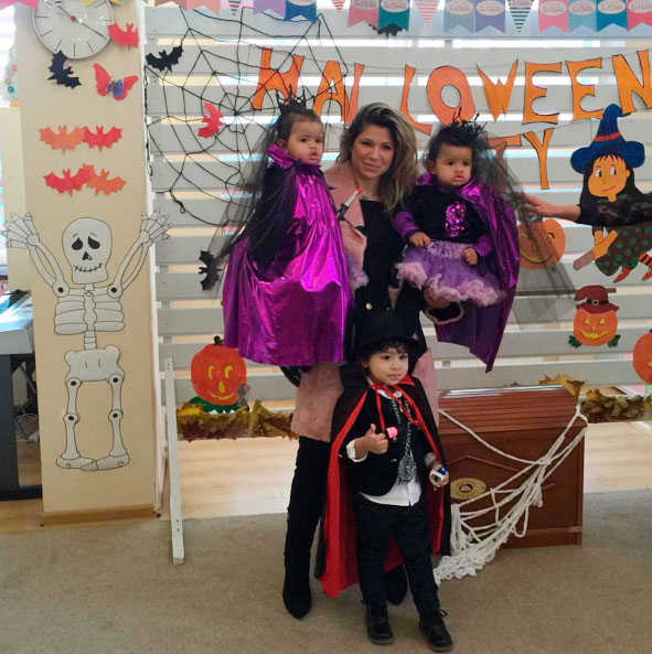 Dani Souza leva os filhos para festa de Halloween
