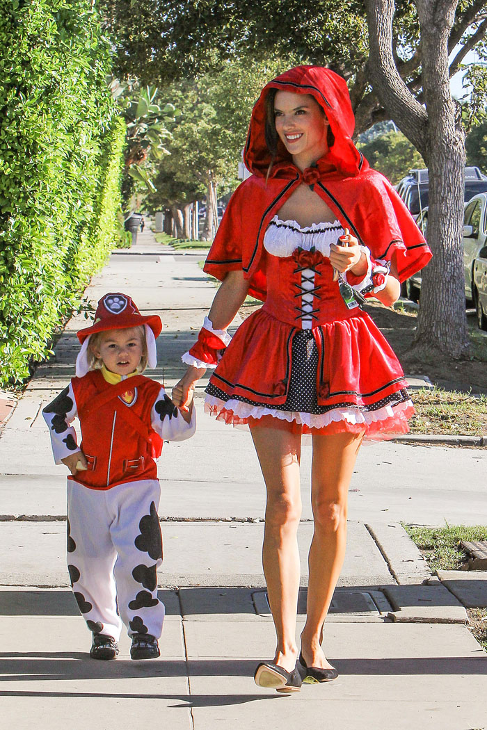 Alessandra Ambrósio rouba a cena em Halloween