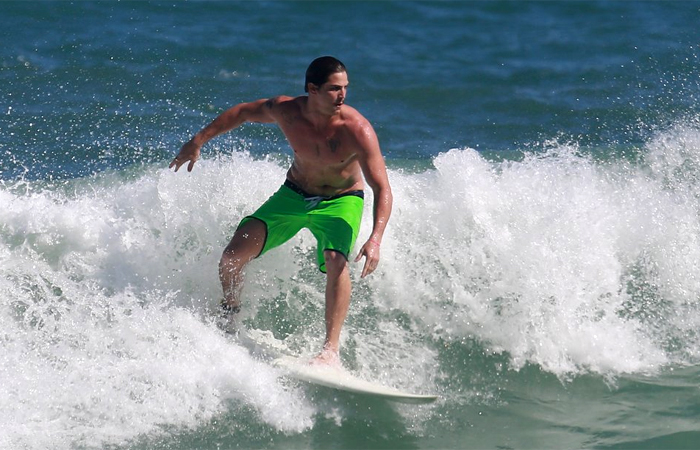 Rômulo Arantes mostra habilidade no surfe 