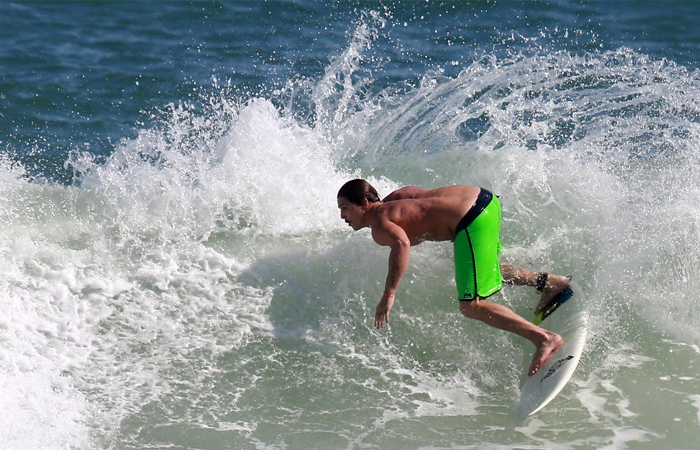 Rômulo Arantes mostra habilidade no surfe 
