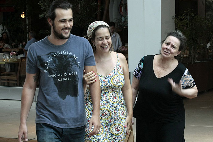 Grávida, Paloma Duarte passeia com a mãe e o marido