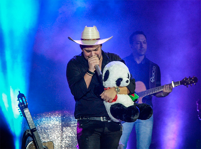 Jorge & Mateus fazem show com ursinho de pelúcia 