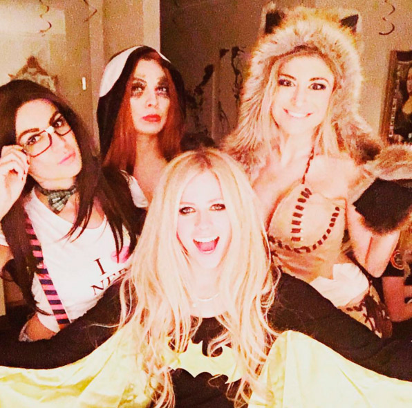 Avril Lavigne se fantasia de Batgirl para o Halloween