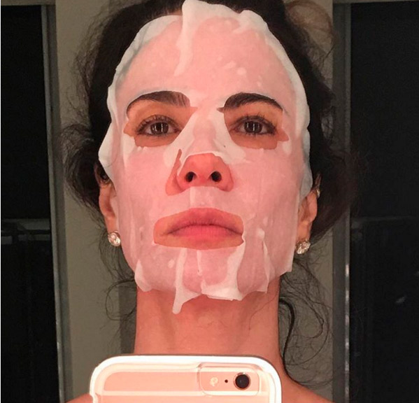  Luciana Gimenez comemora os 46 anos com máscara estética