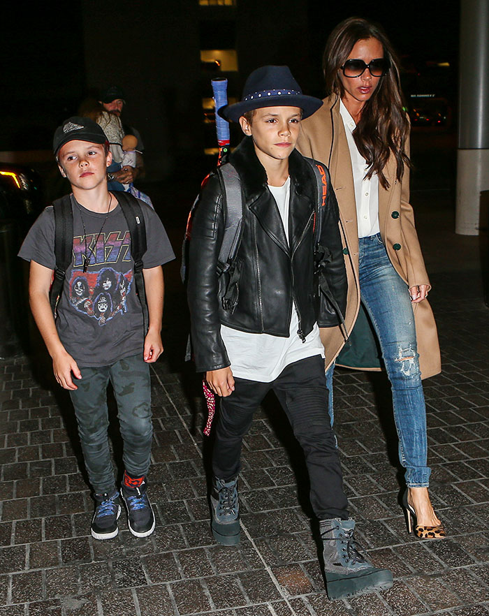 Filho de David Beckham aparece cheio de estilo em aeroporto