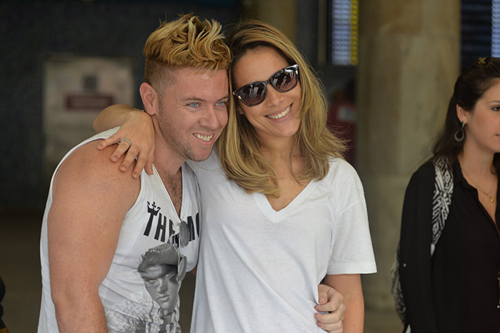 Wanessa recebe carinho dos fãs ao desembarcar no aeroporto