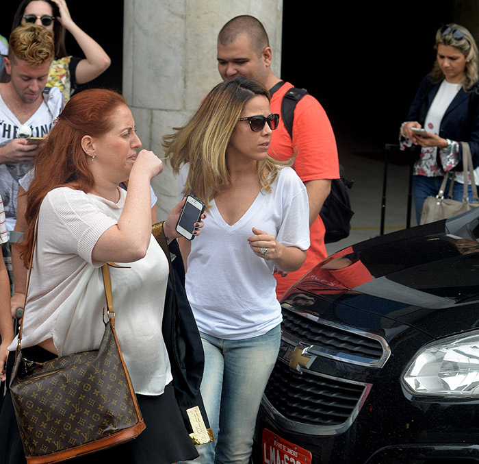 Wanessa recebe carinho dos fãs ao desembarcar no aeroporto