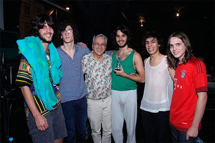 Caetano Veloso prestigia show de seu filho, Tom Veloso