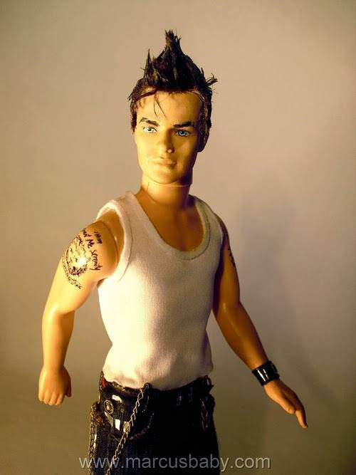 Marcus Baby faz boneco de Robbie Williams