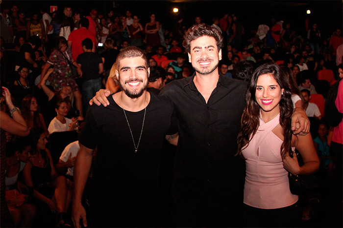 Caio Castro e Camilla Camargo esbanjam simpatia na Bahia