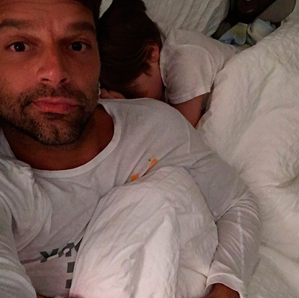 Depois de um longo voo, Ricky Martin festeja volta para casa