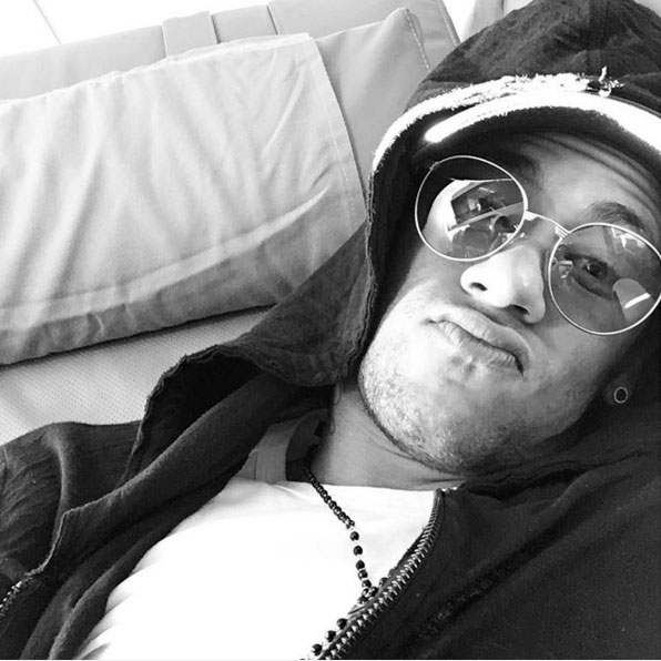 Neymar Jr. posta selfie a caminho do Brasil