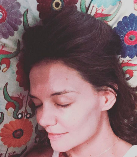 Katie Holmes mostra beleza natural ainda na cama