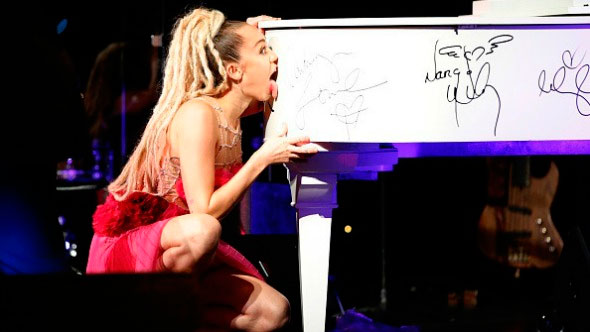 Piano com lambida de Miley Cyrus é vendido por R$ 190 mil