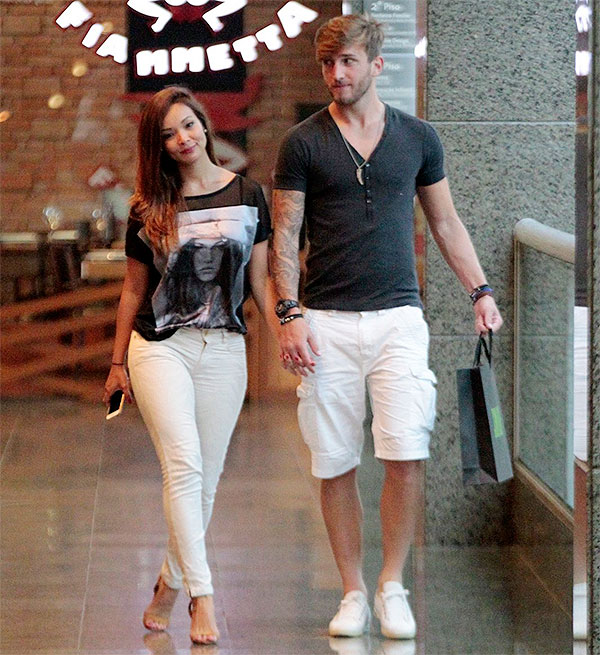 Em clima de romance, Carol Nakamura passeia por shopping