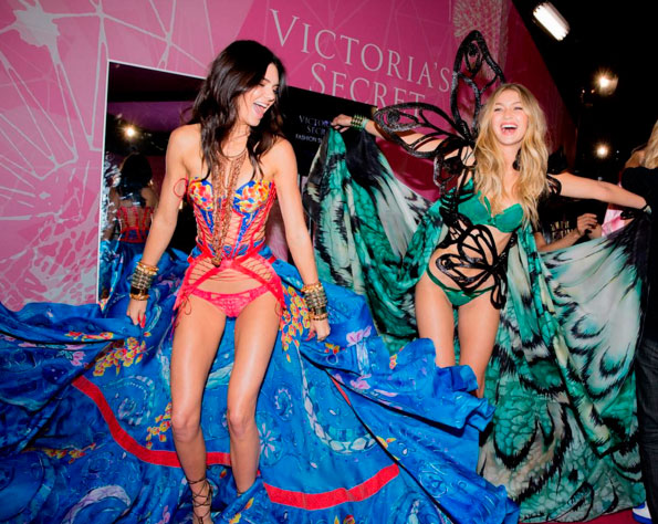 Kendall Jenner e Gigi Hadid estreiam no Victoria's Secret.