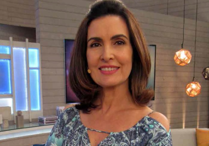 Vestido azul que foi usado por Fátima Bernardes enquanto apresentava o programa Encontro, no dia 08 de outubro