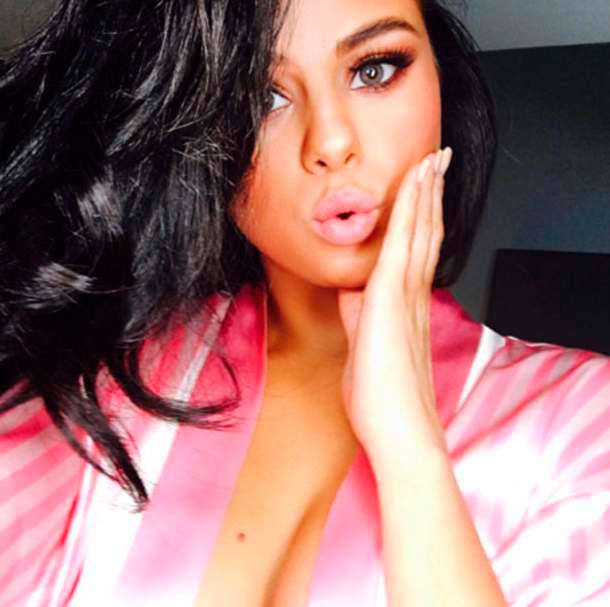 Selena Gomez fica sexy com os olhos claros