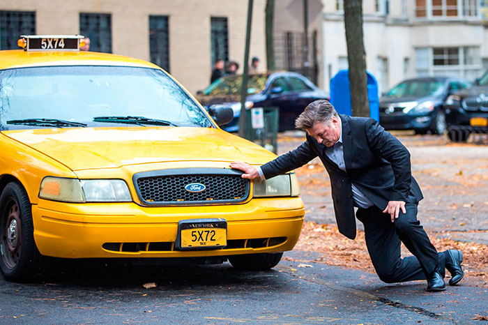 Alec Baldwin é atropelado por táxi em Nova York