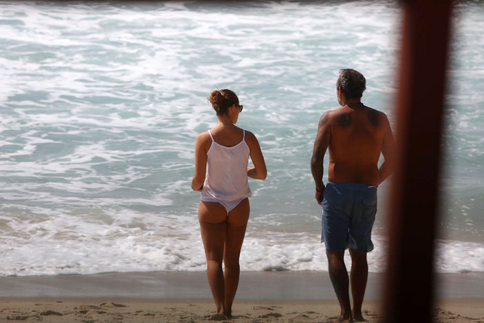 Paolla Oliveira e Rogério Gomes curtem dia na praia
