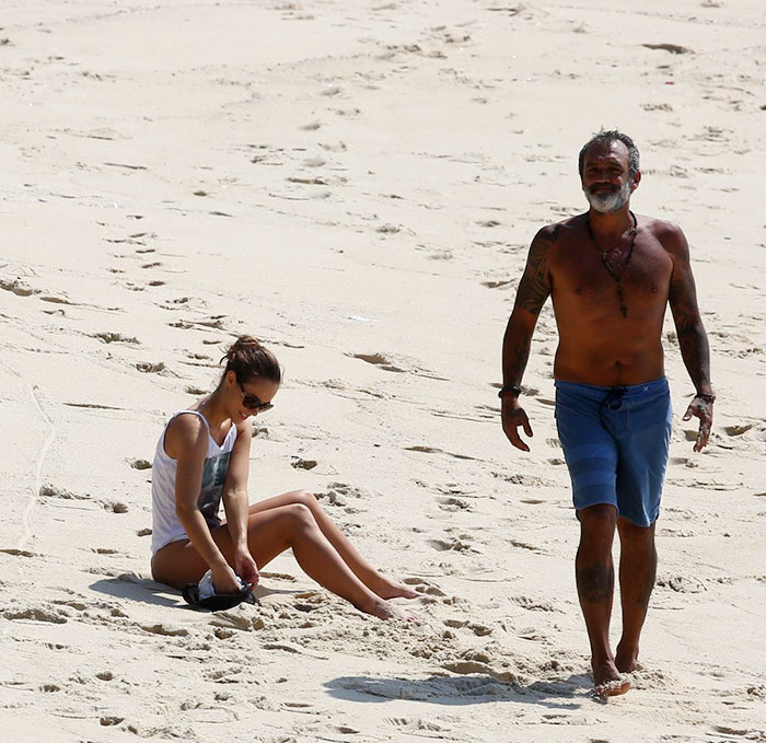 Paolla Oliveira e Rogério Gomes curtem dia na praia