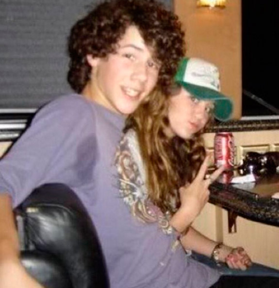 Nick Jonas faz piada ao relembrar paixão por Miley Cyrus