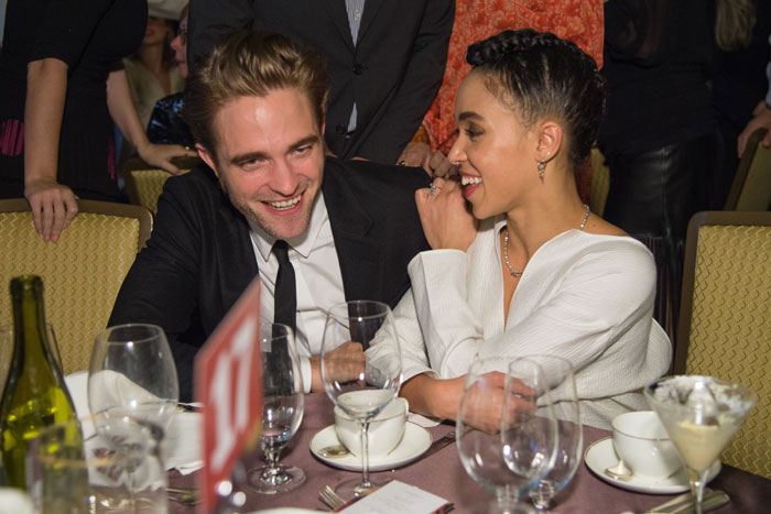 Robert Pattinson e FKA Twigs posam em jantar de gala