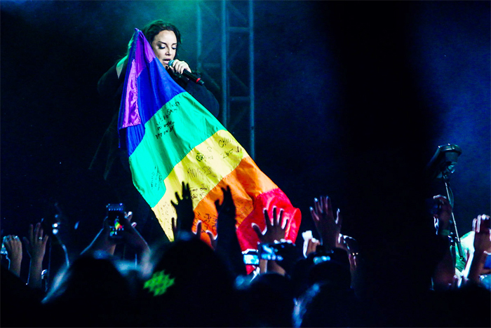 Ana Carolina faz show levantando a bandeira LGBT