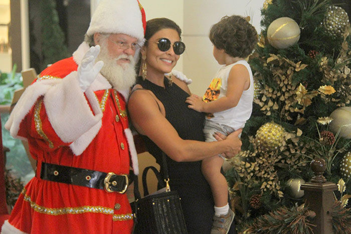 Juliana Paes leva os filhos para falarem com Papai Noel