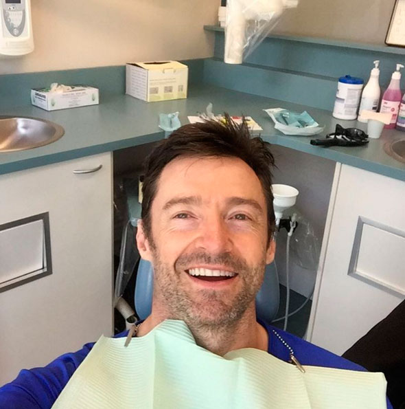 Hugh Jackman posta foto cuidando dos dentes